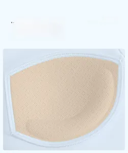 Détail des coussinets respirants et coutures sans couture sur le haut de yoga blanc