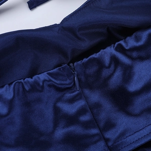 Détail d'une fermeture éclair invisible sur satin bleu marine à texture soyeuse