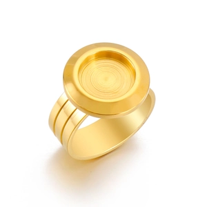 Bague moderne en acier doré avec anneau à trois lignes et base de sertissage ronde