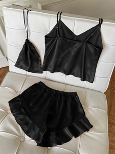 Dreiteiliges schwarzes Satin-Lounge-Set mit Camisole, Shorts und passendem Aufbewahrungsbeutel