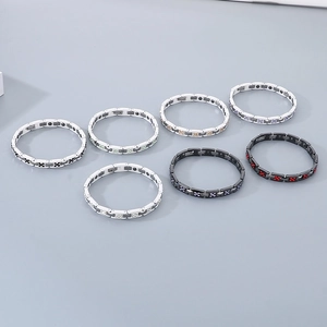 Détails de bracelets et bagues magnétiques en tungstène sertis de strass colorés