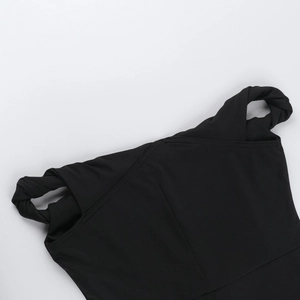Dettaglio della tuta nera con elegante design a scollatura annodata con spalle scoperte
