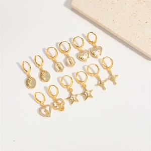 Exquisite goldene Creolen-Set mit Herz-, Stern- und Kreuzanhängern und weißen Zirkonias