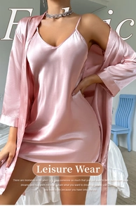 Détail du peignoir en satin rose et de la nuisette à col en V pour femmes en soie
