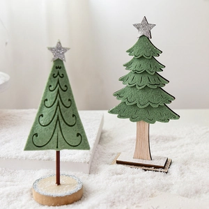 Mini sapin de Noël en feutre avec socle en bois et décorations d'étoiles brillantes