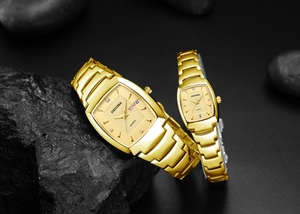 Detail van gouden DEDIMA-horloges voor koppels met diamanten index op steen