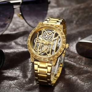 Montre mécanique squelette dorée pour homme avec lunette gravée sur fond de cuir de luxe