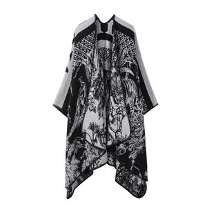 Elegante scialle bicolore nero e bianco con motivo a cervo e maglia spessa