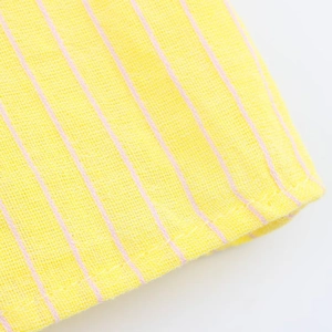 Détail macro de la texture du tissu à rayures jaunes et roses pour chemise décontractée