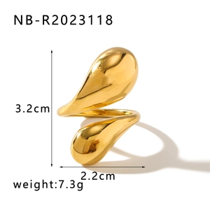Detail view of gold heart ring with dimensions 3.2cm height and weight of 7.3g
