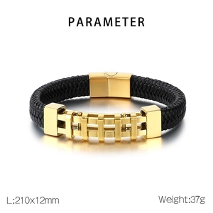 Dettaglio del bracciale in pelle nera intrecciata con chiusura in metallo dorato