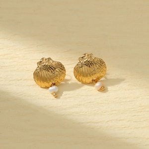 Elegante gouden waaiervormige schelpoorbellen met parels in vintage stijl