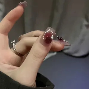Faux ongles faits main forme cercueil avec roses rouge foncé et perles