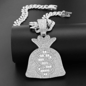 Détail macro du pendentif sac d'argent argenté avec signe dollar et chaîne cubaine