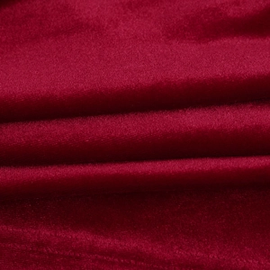 Primo piano dettagliato della consistenza morbida e della lucentezza del velluto rosso