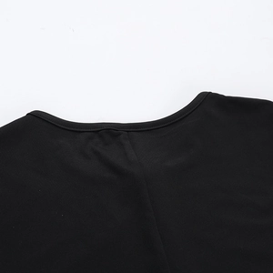 Dettaglio dello scollo a V nero con cuciture rifinite e trama in maglia a coste