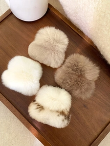 Gros plan détaillé de pinces à cheveux en fausse fourrure blanche, marron et léopard