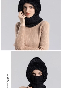 Détail d'une cagoule noire tricotée avec doublure polaire pour protection hivernale