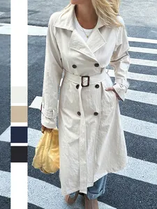 Trench lungo doppiopetto da donna in bianco crema con cintura in vita e ampi revers