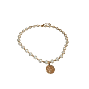 Französische Vintage Perlenkette mit Goldmünzen Porträt Anhänger auf weißem Hintergrund