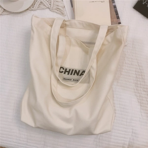 Vue détaillée du sac cabas en toile kaki épaisse avec impression du texte CHINA noir