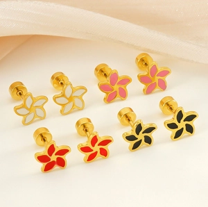Detail von Mini-Blumenohrsteckern in vier Farben mit sicherem Schraubverschluss