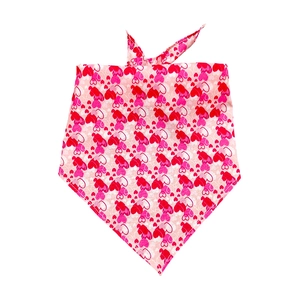 Dettaglio della bandana rosa per animali con motivi a cuore rossi e cuciture rifinite