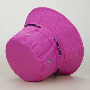 Détail d'un bob rose fuchsia avec œillets métalliques et cordon de serrage Sport réglable