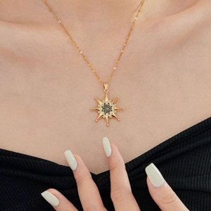 Collier élégant doré avec pendentif tournesol et zircons porté par un mannequin de mode