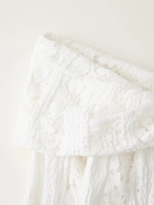 Vue macro de la texture dentelle blanche et des détails au crochet d'une robe
