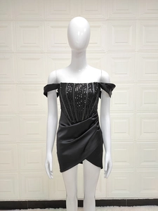Détail de la mini-robe noire à épaules dénudées avec corsage pailleté et jupe en satin