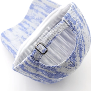 Détails de la texture jacquard bleue et de la boucle en métal réglable de la casquette