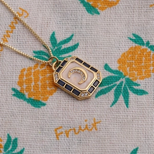 Collier lune plaqué or avec pendentif octogonal et cristaux bleus pour femme