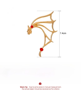 Detail of a 7.4cm golden dragon ear cuff with red zircons and size specifications