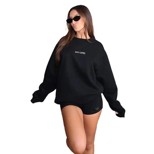 Détail de l'imprimé WHO CARES sur un ensemble sweat à col rond et short noir
