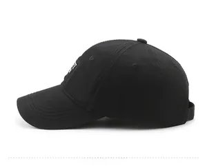 Profilo laterale dettagliato del cappello da baseball nero con cuciture di precisione
