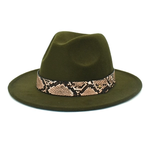 Détail d'un chapeau fedora en laine vert armée avec une bande élégante en cuir de serpent