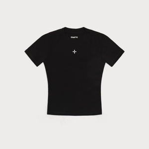Eng anliegendes schwarzes T-Shirt mit weißem Sternlogo auf flachem grauem Hintergrund
