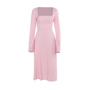 Elegant pink long-sleeved midi dress with square neck and ribbed knit texture