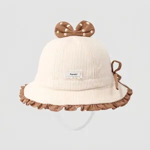 Detail von Baby-Cord-Fischerhut mit creme-braunem Kontrast und gepunkteter Schleife
