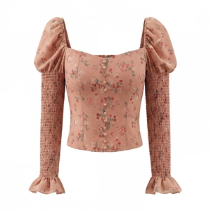 Détail du haut à fleurs avec manches bouffantes, smocks et élégante encolure carrée