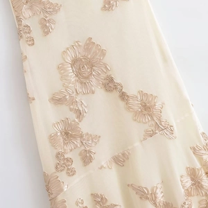 Robe longue chic à épaule dénudée en jacquard floral beige avec broderies de rubans