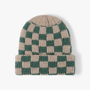 Berretto in maglia da donna con motivo a scacchi verde e beige e ampio bordo risvoltato
