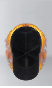 Detailansicht der Wintermütze mit warmem Fleecefutter und kariertem Stoffdesign