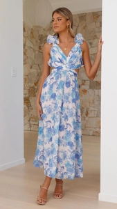 Dettaglio dell'abito in chiffon a fiori con spalline a volant e taglio in vita