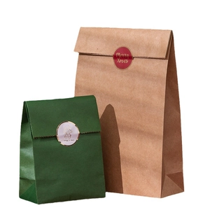 Set di sacchetti regalo di Natale in carta Kraft e verde con adesivi Merry Xmas