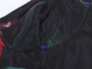 Détail macro du tissu en organza imprimé floral avec motifs de fleurs rouges et bleues