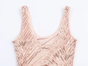 Détails de paillettes rose champagne et motifs géométriques sur robe en mesh sans manches