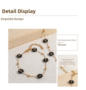 Detail of 18K gold-plated titanium steel daisy necklace with a 5cm extension chain