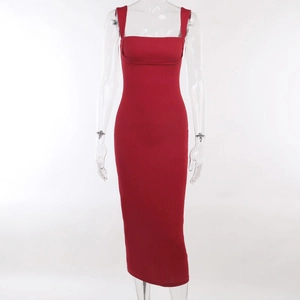 Detalle de textura del vestido midi rojo de punto acanalado con diseño de espalda nadadora